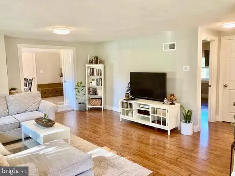 Living - 765 Maple St, Lititz, PA 17543 photo 2 of 4