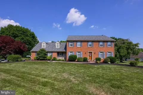 8 Waterfront Estates Dr, Lancaster, PA 17602
