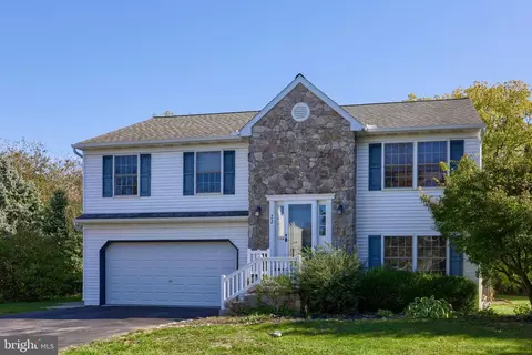22 E Grant St, Lititz, PA 17543 photo 2