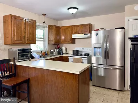 Kitchen - 201 Beechwood Dr, Lititz, PA 17543 photo 2 of 3