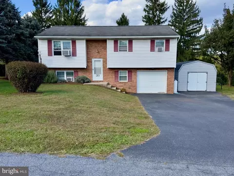 201 Beechwood Dr, Lititz, PA 17543