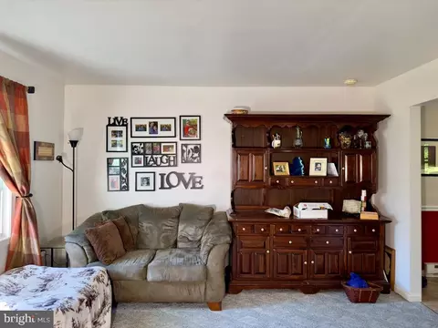 Living - 201 Beechwood Dr, Lititz, PA 17543 photo 2 of 3