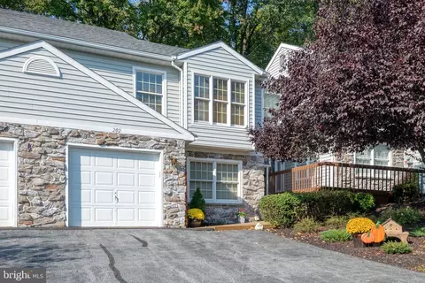 202 Mountainstone Dr, Elizabethtown, PA 17022