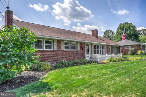128 Mayfield Dr, Lititz, PA 17543