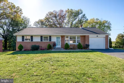 220 Tennyson Dr, Lancaster, PA 17602