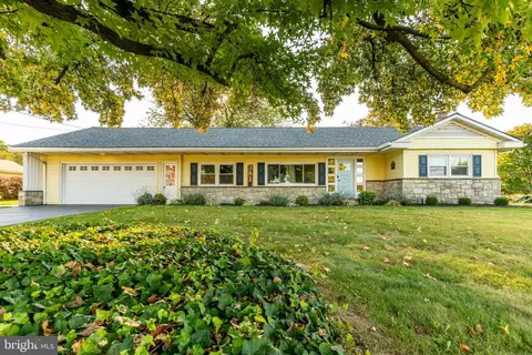 381 S Belmont Rd, Paradise, PA 17562