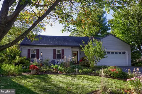 1829 Amity Dr, Lancaster, PA 17601