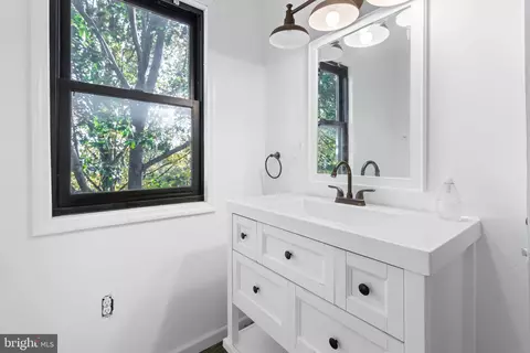 Bath - 403 Cardinal Rd, Lititz, PA 17543 photo 4 of 7