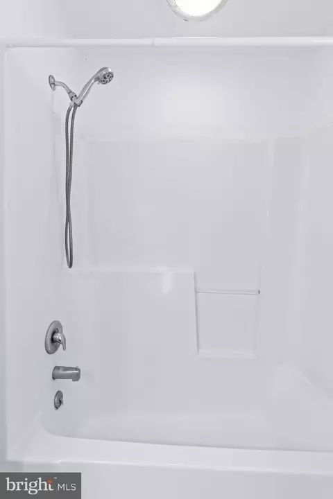Bath - 403 Cardinal Rd, Lititz, PA 17543 photo 3 of 7