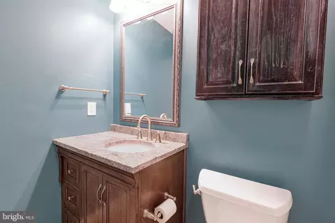 Bath - 304 Iris Gln, Lititz, PA 17543 photo 1 of 2