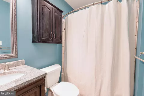 Bath - 304 Iris Gln, Lititz, PA 17543 photo 2 of 2
