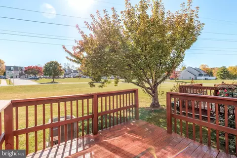Exterior - 304 Iris Gln, Lititz, PA 17543 photo 2 of 3
