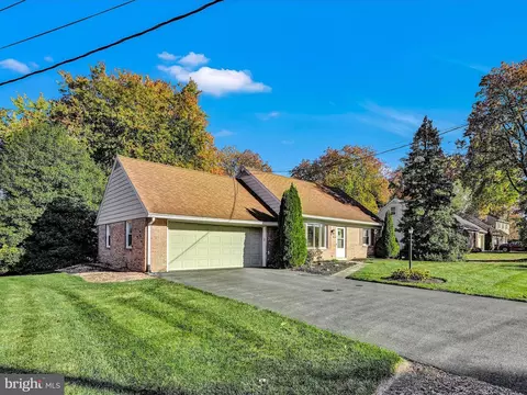 107 Woodlawn Dr, Willow Street, PA 17584