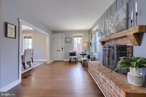 Entry Way - 18 S Locust St, Lititz, PA 17543 photo 4 of 10