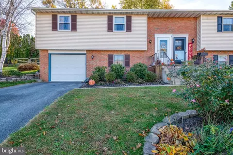 336 Edgehill Dr, Akron, PA 17501