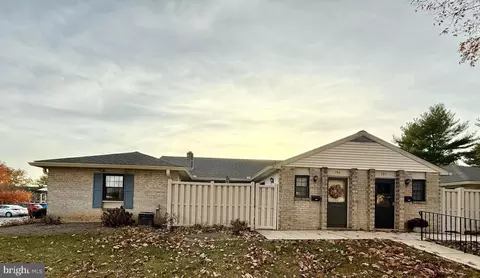 196 Valleybrook Dr, Lancaster, PA 17601