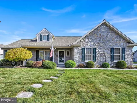 809 Cambridge Dr, Manheim, PA 17545