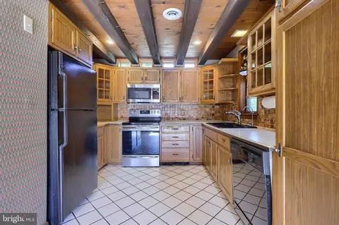 Kitchen - 3 Whitcraft Dr, Lititz, PA 17543 photo 5 of 6