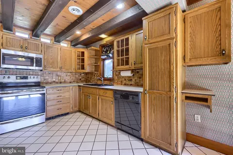 Kitchen - 3 Whitcraft Dr, Lititz, PA 17543 photo 4 of 6