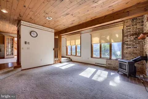 Living - 3 Whitcraft Dr, Lititz, PA 17543 photo 4 of 15