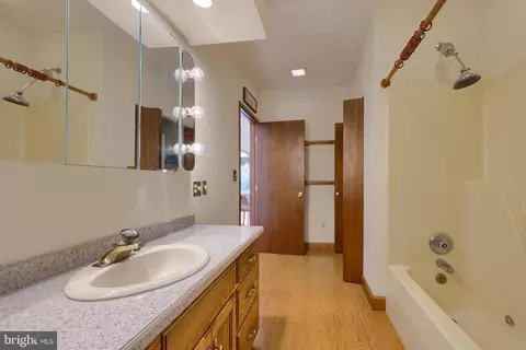 Bath - 3 Whitcraft Dr, Lititz, PA 17543 photo 2 of 5