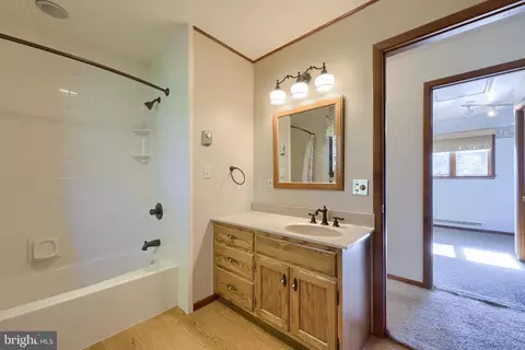 Bath - 3 Whitcraft Dr, Lititz, PA 17543 photo 5 of 5
