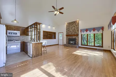 Living - 3 Whitcraft Dr, Lititz, PA 17543 photo 11 of 15