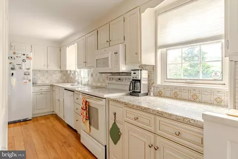Kitchen - 249 Landis Valley Rd, Lititz, PA 17543 photo 2 of 4