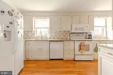 Kitchen - 249 Landis Valley Rd, Lititz, PA 17543 photo 3 of 4