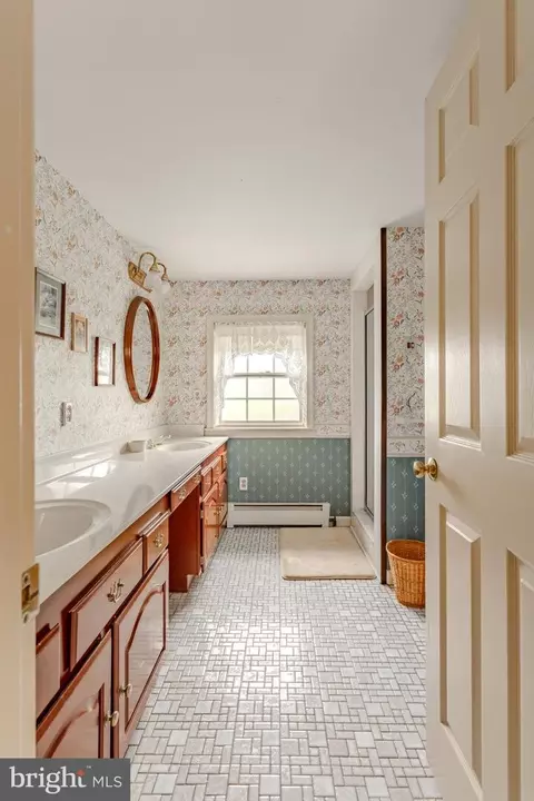 Bath - 249 Landis Valley Rd, Lititz, PA 17543 photo 4 of 8