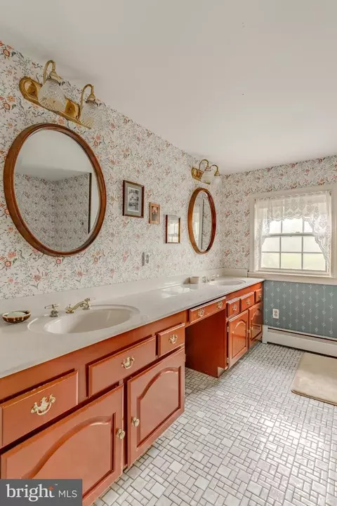 Bath - 249 Landis Valley Rd, Lititz, PA 17543 photo 5 of 8