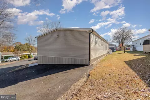 8 Earl Ln, Lititz, PA 17543 photo 2