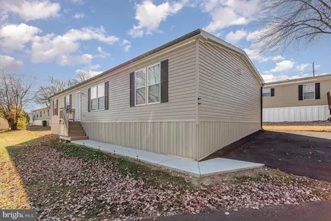 8 Earl Ln, Lititz, PA 17543