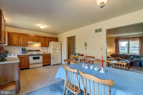 Dining - 313 Farm Del Cir, Lititz, PA 17543 photo 1 of 2