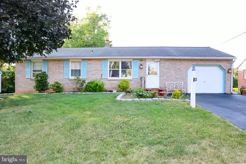 942 W Fairway Dr, Lancaster, PA 17603