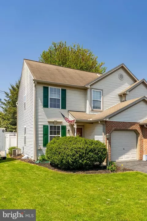 206 Fieldcrest Dr, New Holland, PA 17557