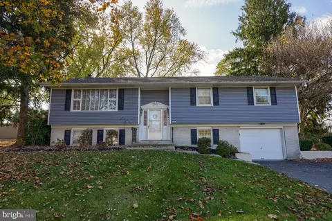 1821 Amity Dr, Lancaster, PA 17601