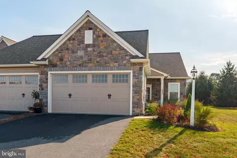 352 Meadow Rose Dr, Lititz, PA 17543