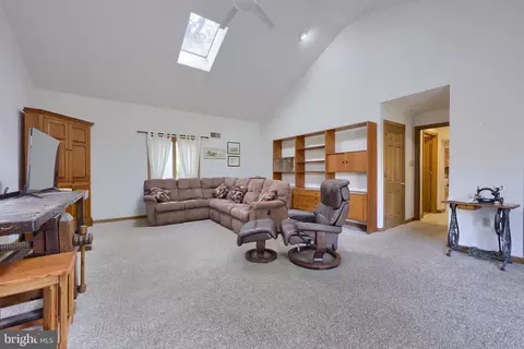 Living - 925 Rabbit Hill Rd, Lititz, PA 17543 photo 2 of 5