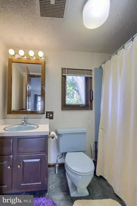 Bath - 925 Rabbit Hill Rd, Lititz, PA 17543 photo 1 of 2