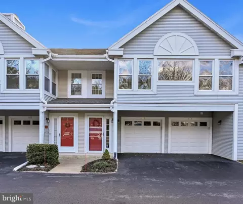902 Country Place Dr, Lancaster, PA 17601