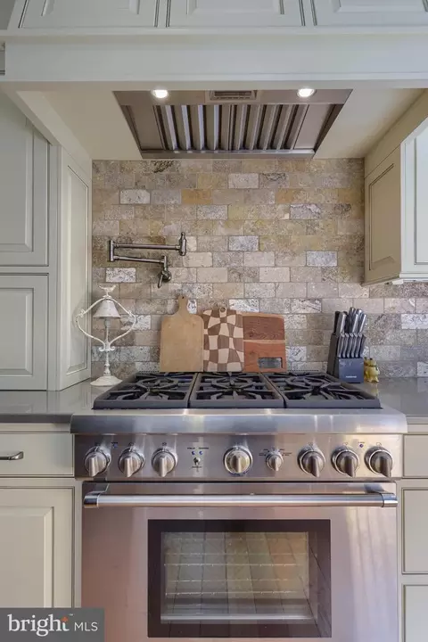 Kitchen - 921 Bent Creek Dr, Lititz, PA 17543 photo 6 of 12