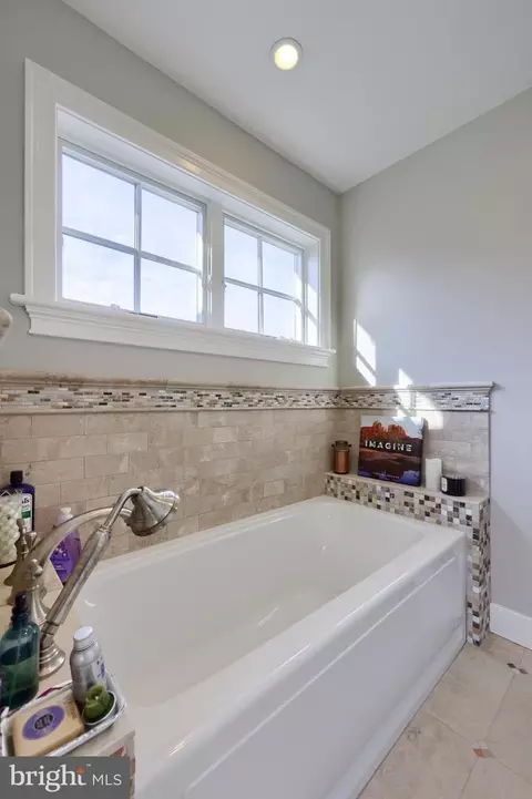 Bath - 921 Bent Creek Dr, Lititz, PA 17543 photo 8 of 10