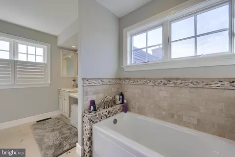 Bath - 921 Bent Creek Dr, Lititz, PA 17543 photo 9 of 10