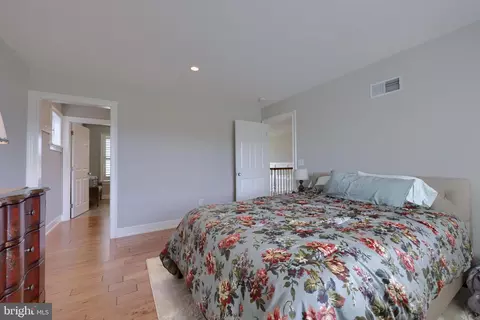 Bedroom - 921 Bent Creek Dr, Lititz, PA 17543 photo 5 of 9