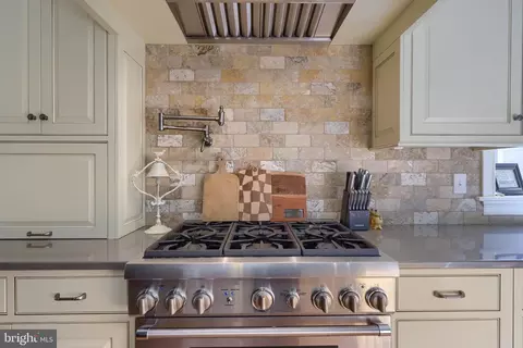 Kitchen - 921 Bent Creek Dr, Lititz, PA 17543 photo 7 of 12