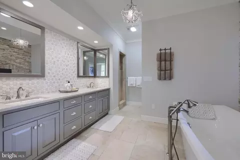Bath - 921 Bent Creek Dr, Lititz, PA 17543 photo 2 of 10