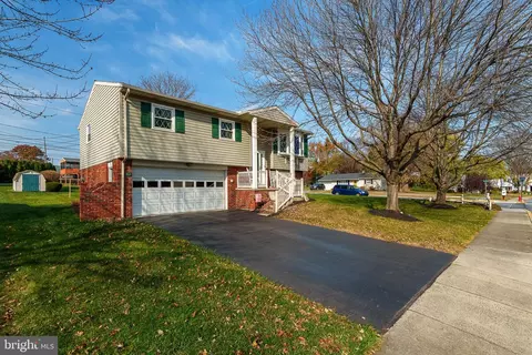 102 S Oak St, Lititz, PA 17543 photo 3