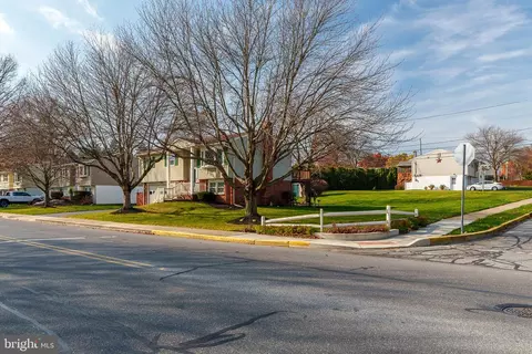 102 S Oak St, Lititz, PA 17543 photo 5