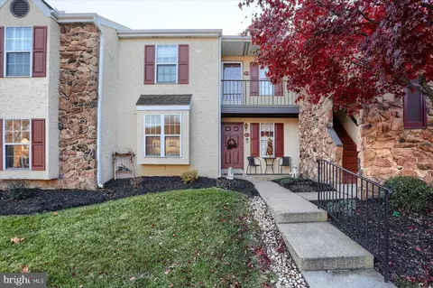 153 Oak Knoll Cir, Millersville, PA 17551